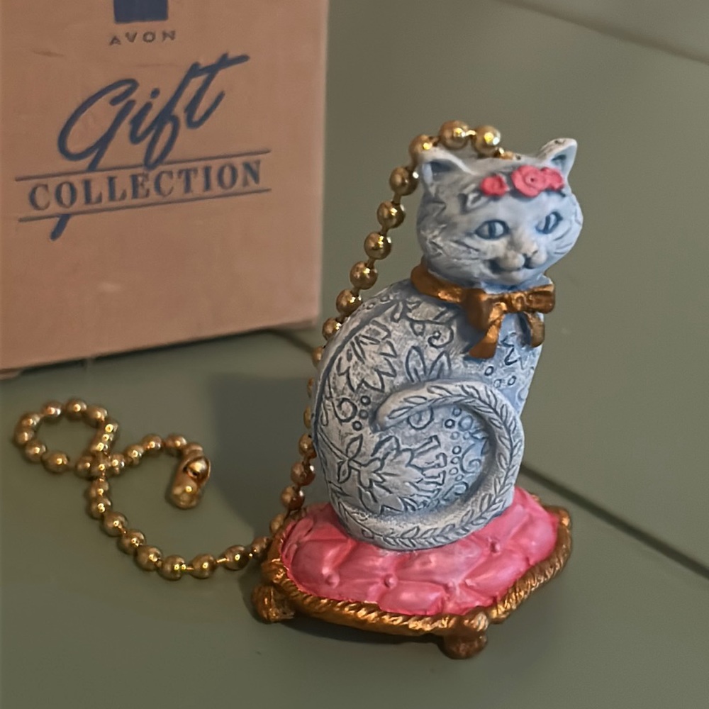 Vintage Blue Floral Cat On Pink and Gold Tufted Pillow Light Chain Pull
